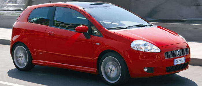 Fiat Grande Punto 1.3 Multijet 16V, l'année de modèle 2005, d'argent, la  conduite, la diagonale de l'avant, vue frontale, country road Photo Stock -  Alamy